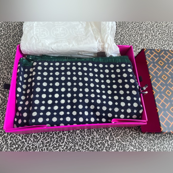 🧣 Tory Burch Long Rectangular Scarf - Picture 7 of 8